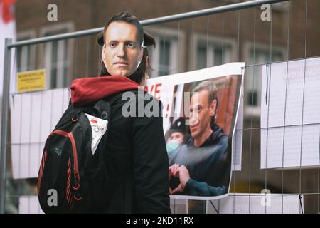 Anhänger von Aleksei Navalny nehmen nach einem Jahr seiner Inhaftierung am 22. Januar 2022 in Düsseldorf an einer Protestaktion der Freien Navalny Teil (Foto: Ying Tang/NurPhoto) Stockfoto