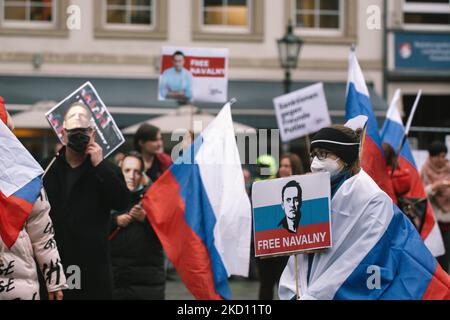 Anhänger von Aleksei Navalny nehmen nach einem Jahr seiner Inhaftierung am 22. Januar 2022 in Düsseldorf an einer Protestaktion der Freien Navalny Teil (Foto: Ying Tang/NurPhoto) Stockfoto