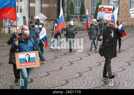 Anhänger von Aleksei Navalny nehmen nach einem Jahr seiner Inhaftierung am 22. Januar 2022 in Düsseldorf an einer Protestaktion der Freien Navalny Teil (Foto: Ying Tang/NurPhoto) Stockfoto