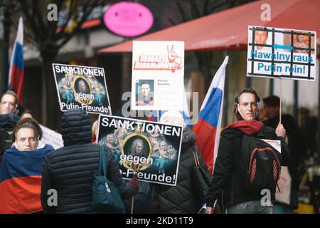 Anhänger von Aleksei Navalny nehmen nach einem Jahr seiner Inhaftierung am 22. Januar 2022 in Düsseldorf an einer Protestaktion der Freien Navalny Teil (Foto: Ying Tang/NurPhoto) Stockfoto