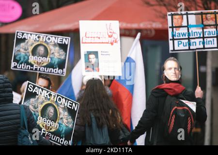 Anhänger von Aleksei Navalny nehmen nach einem Jahr seiner Inhaftierung am 22. Januar 2022 in Düsseldorf an einer Protestaktion der Freien Navalny Teil (Foto: Ying Tang/NurPhoto) Stockfoto