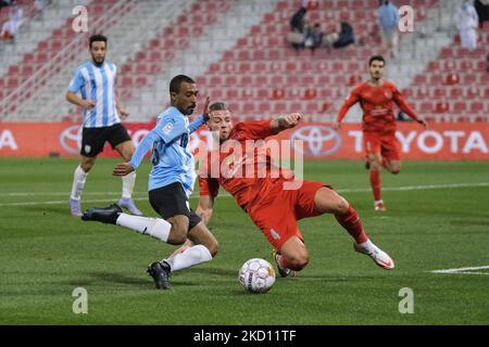 Toby Alderweireld (4) von Al Duhail tagt Saud Al-Nasr (18) von Al Wakrah während des QNB Stars League-Spiels zwischen Al Duhail und Al Wakrah am 22. Januar 2022 im Grand Hamad Stadium in Doha, Katar. (Foto von Simon Holmes/NurPhoto) Stockfoto