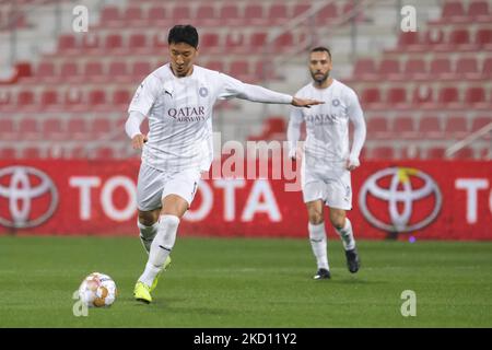 Jung Woo-Young (5) von Al Sadd schießt während der QNB Stars League zwischen Al Sadd und Al Arabi am 22. Januar 2022 im Grand Hamad Stadium in Doha, Katar. (Foto von Simon Holmes/NurPhoto) Stockfoto