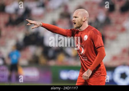 Aron Gunnarsson (17) von Al Arabi im Einsatz während der QNB Stars League zwischen Al Sadd und Al Arabi am 22. Januar 2022 im Grand Hamad Stadium in Doha, Katar. (Foto von Simon Holmes/NurPhoto) Stockfoto