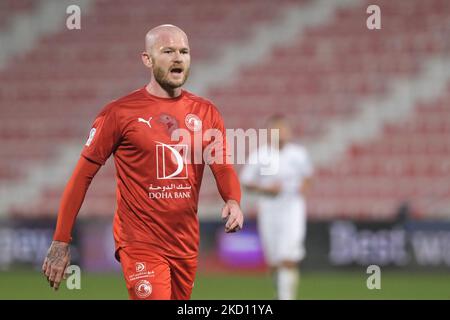 Aron Gunnarsson (17) von Al Arabi im Einsatz während der QNB Stars League zwischen Al Sadd und Al Arabi am 22. Januar 2022 im Grand Hamad Stadium in Doha, Katar. (Foto von Simon Holmes/NurPhoto) Stockfoto