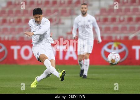 Jung Woo-Young (5) von Al Sadd schießt während der QNB Stars League zwischen Al Sadd und Al Arabi am 22. Januar 2022 im Grand Hamad Stadium in Doha, Katar. (Foto von Simon Holmes/NurPhoto) Stockfoto