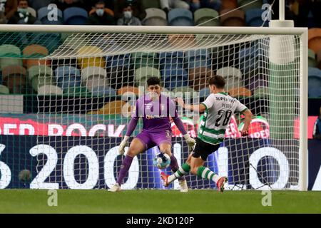 Pedro Goncalves von Sporting CP (R ) spielt beim Fußballspiel der Portugiesischen Liga zwischen Sporting CP und SC Braga am 22. Januar 2022 im Stadion Jose Alvalade in Lissabon, Portugal, mit dem Torwart Matheus Magalhaes des SC Braga. (Foto von Pedro FiÃºza/NurPhoto) Stockfoto