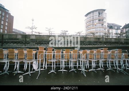 Am 22. Januar 2022 wurden leere Stühle und Tische am Rheinufer in Düsseldorf aufgeschichtet, während sich die deutschen auf die schlimmste Omicron-Welle vorbereiten (Foto: Ying Tang/NurPhoto) Stockfoto
