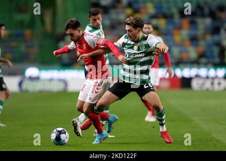 Pedro Goncalves von Sporting CP (R ) spielt mit Ricardo Horta vom SC Braga während des Fußballspiels der Portugiesischen Liga zwischen Sporting CP und SC Braga am 22. Januar 2022 im Stadion Jose Alvalade in Lissabon, Portugal. (Foto von Pedro FiÃºza/NurPhoto) Stockfoto