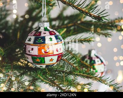 Bunte Weihnachtsdekorationen hängen am Weihnachtsbaum. Nahaufnahme, drinnen, keine Menschen. Studio-Foto. Herzlichen Glückwunsch für Familie, Verwandte, geliebt Stockfoto
