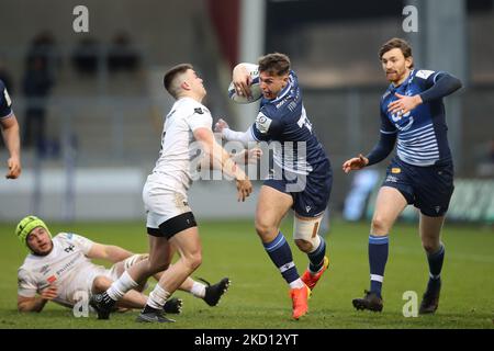 Tom Roebuck von Sale Sharks läuft mit dem Ball während des European Champions Cup-Spiels zwischen Sale Sharks und Ospreys im AJ Bell Stadium, Eccles, am Sonntag, 23.. Januar 2022. (Foto von Pat ScaasI/MI News/NurPhoto) Stockfoto