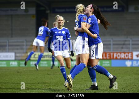 BURTON ON TRENT, GROSSBRITANNIEN. JAN 23. Jemma Purfield von Leicester City feiert mit Sam Tieney von Leicester City, nachdem sie am Sonntag, dem 23.. Januar 2022, beim Barclays FA Women's Super League-Spiel zwischen Leicester City und Aston Villa im Pirelli Stadium, Burton Upon Trent, ein Tor auf 1-1 gemacht hat. (Foto von Kieran Riley/MI News/NurPhoto) Stockfoto
