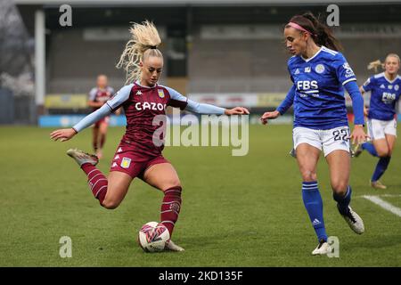 Alisha Lehmann von Aston Villa Women überquert den Ball während des Barclays FA Women's Super League-Spiels zwischen Leicester City und Aston Villa im Pirelli Stadium, Burton on Trent, am Sonntag, 23.. Januar 2022. (Foto von James Holyoak/MI News/NurPhoto) Stockfoto