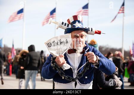 Elliot Crown aus New York City nimmt an der Niederlage der Mandate-Rallye Teil und marschieren in Washington, DC, gekleidet als am zorniger Onkel Sam. Veranstalter und Teilnehmer behaupten, dass Impfstoffe und Maskenverschleißungen eine persönliche Entscheidung sein sollten, ohne Rücksicht auf die öffentliche Gesundheit. Die Veranstaltung wurde als Protest gegen Impfstoff- und Maskenmandate angepriesen, mit denen die Ausbreitung des Coronavirus durch alle Amerikaner gestoppt werden sollte, aber die Menge lehnt sich mit überwältigender Mehrheit nach rechts. 20.000 Personen werden für die Veranstaltung erwartet. (Foto von Allison Bailey/NurPhoto) Stockfoto