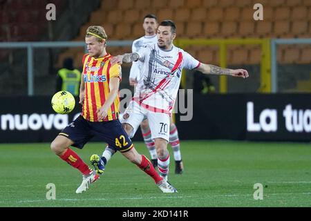 Morten Hjulmand (US Lecce) und GIANLUCA GAETANO (US Cremonese) während des italienischen Fußballspiel Serie B US Lecce gegen US Cremonese am 23. Januar 2022 im Stadio Via del Mare in Lecce, Italien (Foto: Emmanuele Mastrodonato/LiveMedia/NurPhoto) Stockfoto