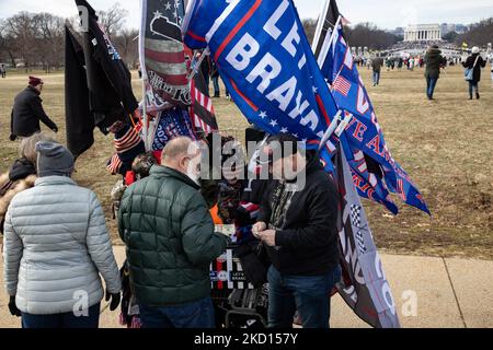 Ein Mann verkauft Flaggen bei der Kundgebung „Besiege die Mandate American Homecoming“ in der National Mall in Washington, D.C. am 23. Januar 2022 (Foto: Bryan Olin Dozier/NurPhoto) Stockfoto