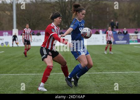 Rio Hardy von Durham Women kämpft mit Ellie WILSON von Sheffield United während des FA Women's Championship Matches zwischen dem FC Durham Women und Sheffield United am Sonntag, dem 23.. Januar 2022, im Maiden Castle in Durham City. (Foto von Mark Fletcher/MI News/NurPhoto) Stockfoto