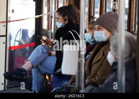 Am 24. Januar 2022 tragen Menschen in Mailand, Italien, in einer Straßenbahn Schutzmasken. (Foto von Giannis Alexopoulos/NurPhoto) Stockfoto