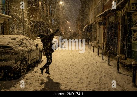 Menschen, die am 24. Januar 2022 in den Straßen von Istanbul, Türkei, im Schnee spielen. Einige Leute genossen den ersten starken Schneefall des Jahres in der Stadt, während die Wetterbedingungen die Schließung von Straßen und Flughäfen, Verkehrsunfälle und die Fährdienste gestoppt verursachten. (Foto von Erhan Demirtas/NurPhoto) Stockfoto