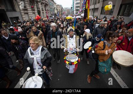 Die Demonstranten spielten Musik während des Marschens. Tausende protestieren während der europäischen Demonstration für Demokratie gegen Covid-bezogene Maßnahmen wie den COVID Health Pass and Restrictions. Die Unruhen begannen auszubrechen und die Polizei feuern Tränengas und Wasserwerfer, als der Protest gewalttätig wurde. Menschen nehmen an einer Demonstration gegen Gesundheitsmaßnahmen in Brüssel wie dem COVID Health Pass, dem QR-Code, Gesichtsmasken und der obligatorischen Impfung Teil, wobei das Wort liberte als Hauptmotto und auf Transparenten als Freiheit übersetzt wird. Die Behörden schätzten, dass etwa 50.000 Menschen aus ganz Europa, einschließlich der Motiva, kommen Stockfoto