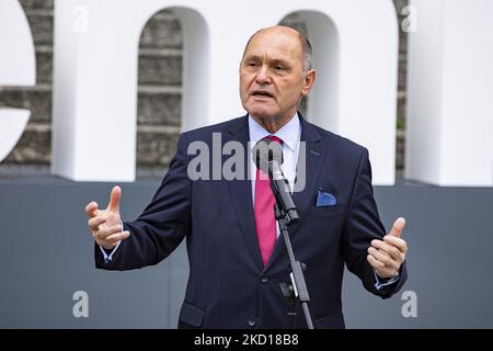 Bundespräsident Wolfgang Sobotka gibt während der Aktion #WeRemember am 25. Januar 2022 vor dem Reichstagsgebäude in Berlin eine Erklärung ab. (Foto von Emmanuele Contini/NurPhoto) Stockfoto