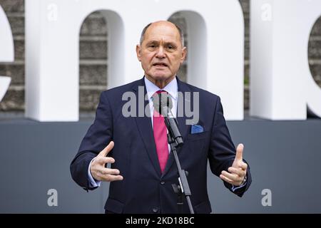 Bundespräsident Wolfgang Sobotka gibt während der Aktion #WeRemember am 25. Januar 2022 vor dem Reichstagsgebäude in Berlin eine Erklärung ab. (Foto von Emmanuele Contini/NurPhoto) Stockfoto