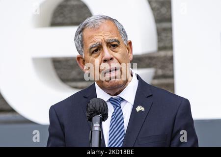 Der Präsident der Knesset Mickey Levy gibt während der Aktion #WeRemember am 25. Januar 2022 vor dem Reichstagsgebäude in Berlin eine Erklärung ab. (Foto von Emmanuele Contini/NurPhoto) Stockfoto
