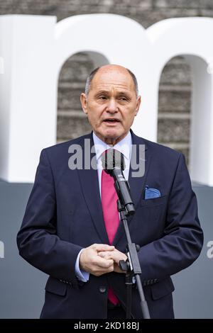 Bundespräsident Wolfgang Sobotka gibt während der Aktion #WeRemember am 25. Januar 2022 vor dem Reichstagsgebäude in Berlin eine Erklärung ab. (Foto von Emmanuele Contini/NurPhoto) Stockfoto