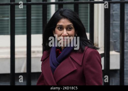 LONDON, VEREINIGTES KÖNIGREICH - 25. JANUAR 2022: Generalanwältin Suella Braverman kommt in der Downing Street im Zentrum von London an, um an der Kabinettssitzung am 25. Januar 2022 in London, England, teilzunehmen. Die hochrangige Beamtin, die Beamtin, Se Gray, führt derzeit eine Untersuchung gegen mehrere mutmaßliche, regelbrechende Parteien in der Downing Street durch, während der strengen Covid-19-Beschränkungen. (Foto von Wiktor Szymanowicz/NurPhoto) Stockfoto