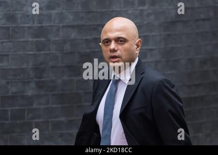 LONDON, VEREINIGTES KÖNIGREICH - 25. JANUAR 2022: Der Staatssekretär für Gesundheit und Soziales Sajid Javid kommt in der Downing Street im Zentrum von London an, um am 25. Januar 2022 in London, England, an der Kabinettssitzung teilzunehmen. Die hochrangige Beamtin, die Beamtin, Se Gray, führt derzeit eine Untersuchung gegen mehrere mutmaßliche, regelbrechende Parteien in der Downing Street durch, während der strengen Covid-19-Beschränkungen. (Foto von Wiktor Szymanowicz/NurPhoto) Stockfoto