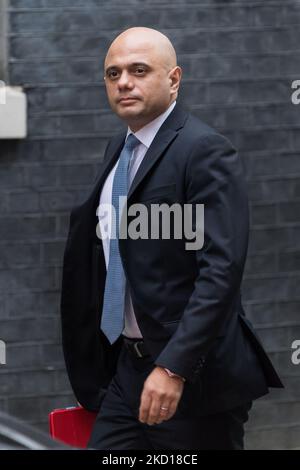 LONDON, VEREINIGTES KÖNIGREICH - 25. JANUAR 2022: Der Staatssekretär für Gesundheit und Soziales Sajid Javid kommt in der Downing Street im Zentrum von London an, um am 25. Januar 2022 in London, England, an der Kabinettssitzung teilzunehmen. Die hochrangige Beamtin, die Beamtin, Se Gray, führt derzeit eine Untersuchung gegen mehrere mutmaßliche, regelbrechende Parteien in der Downing Street durch, während der strengen Covid-19-Beschränkungen. (Foto von Wiktor Szymanowicz/NurPhoto) Stockfoto