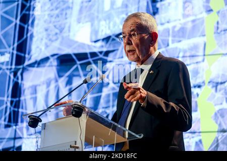 Der österreichische Präsident Alexander Van der Bellen spricht bei einem offiziellen Besuch im Konzentrationslager Auschwitz I an der Gedenkstätte Auschwitz. Oswiecim, Polen am 4. Oktober 2021. (Foto von Beata Zawrzel/NurPhoto) Stockfoto