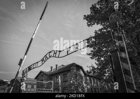 Das Eingangstor mit der Inschrift 'Arbeit Macht frei' im ehemaligen Konzentrationslager Auschwitz I an der Gedenkstätte Auschwitz. Oswiecim, Polen am 4. Oktober 2021. (Foto von Beata Zawrzel/NurPhoto) Stockfoto