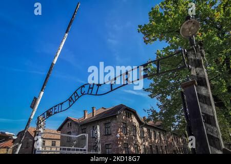 Das Eingangstor mit der Inschrift 'Arbeit Macht frei' im ehemaligen Konzentrationslager Auschwitz I an der Gedenkstätte Auschwitz. Oswiecim, Polen am 4. Oktober 2021. (Foto von Beata Zawrzel/NurPhoto) Stockfoto