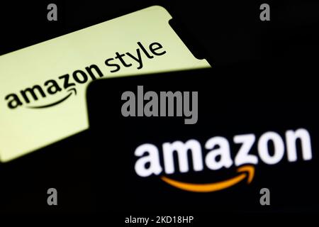 Das Amazon Style-Logo auf einem Telefonbildschirm und das Amazon-Logo auf einem Laptop-Bildschirm sind auf diesem Illustrationsfoto zu sehen, das am 25. Januar 2022 in Krakau, Polen, aufgenommen wurde. (Foto von Jakub Porzycki/NurPhoto) Stockfoto