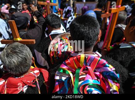 Hunderte von Ureinwohnern aus den Dörfern rund um San Cristobal de las Casas nahmen am 11.. Todestag des katholischen Bischofs Samuel Ruiz an einer Wallfahrt und einer Messe Teil. Ruiz ist vor allem für seine Rolle als Vermittler während des Konflikts zwischen der Zapatistischen Armee der Nationalen Befreiung (EZLN) und der Institutionellen Revolutionären Partei (PRI) bekannt. Die Diözese von Ruiz unterstützte Hunderttausende indigener Maya in Chiapas, die zu den ärmsten marginalisierten Gemeinden Mexikos gehörten. Am Dienstag, den 25. Januar 2022, in San Cristobal de las Casas, Chiapas, Mexiko. (Foto von Artur Stockfoto