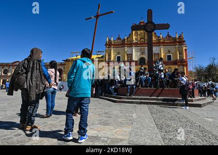 Hunderte von Ureinwohnern aus den Dörfern rund um San Cristobal de las Casas nahmen am 11.. Todestag des katholischen Bischofs Samuel Ruiz an einer Wallfahrt und einer Messe Teil. Ruiz ist vor allem für seine Rolle als Vermittler während des Konflikts zwischen der Zapatistischen Armee der Nationalen Befreiung (EZLN) und der Institutionellen Revolutionären Partei (PRI) bekannt. Die Diözese von Ruiz unterstützte Hunderttausende indigener Maya in Chiapas, die zu den ärmsten marginalisierten Gemeinden Mexikos gehörten. Am Dienstag, den 25. Januar 2022, in San Cristobal de las Casas, Chiapas, Mexiko. (Foto von Artur Stockfoto