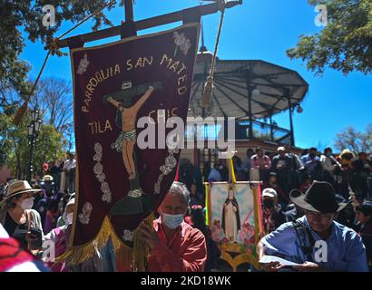 Hunderte von Ureinwohnern aus den Dörfern rund um San Cristobal de las Casas nahmen am 11.. Todestag des katholischen Bischofs Samuel Ruiz an einer Wallfahrt und einer Messe Teil. Ruiz ist vor allem für seine Rolle als Vermittler während des Konflikts zwischen der Zapatistischen Armee der Nationalen Befreiung (EZLN) und der Institutionellen Revolutionären Partei (PRI) bekannt. Die Diözese von Ruiz unterstützte Hunderttausende indigener Maya in Chiapas, die zu den ärmsten marginalisierten Gemeinden Mexikos gehörten. Am Dienstag, den 25. Januar 2022, in San Cristobal de las Casas, Chiapas, Mexiko. (Foto von Artur Stockfoto