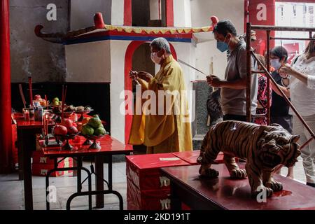 Indonesier-Anhänger beten am 26. Januar 2022 im Dharma Ramsi-Tempel in Bandung, West-Java, Indonesien. Chinesen auf der ganzen Welt bereiten sich vor dem Mondneujahr des Tigers am 1. Februar vor. (Foto von Algi Febri Sugita/NurPhoto) Stockfoto