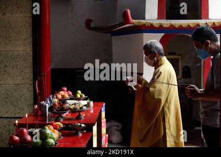 Indonesier-Anhänger beten am 26. Januar 2022 im Dharma Ramsi-Tempel in Bandung, West-Java, Indonesien. Chinesen auf der ganzen Welt bereiten sich vor dem Mondneujahr des Tigers am 1. Februar vor. (Foto von Algi Febri Sugita/NurPhoto) Stockfoto