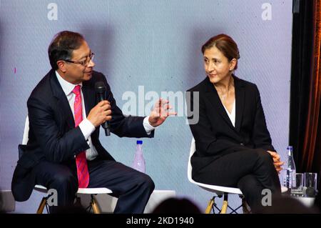 Gustavo Petro von der Allianz „Pacto Historico“ (sprechend) und die französisch-kolumbianische Politikerin Ingrid Betancourt (rechts) während der ersten Präsidentschaftskandidaten-Debatte in Bogota, Kolumbien, am 25. Januar 2022. (Foto von Sebastian Barros/NurPhoto) Stockfoto