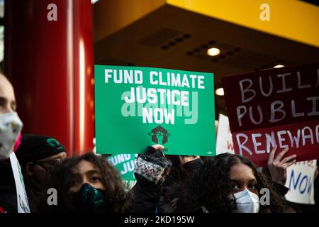 Klimaaktivisten versammelten sich am 25. Januar 2022 vor dem Büro von Gouverneur Kathy Hochul in New York City, in dem sie forderten, dass der Gesetzgeber dem Klima im Haushalt 2022 Priorität einräumt. (Foto von Karla Ann Cote/NurPhoto) Stockfoto