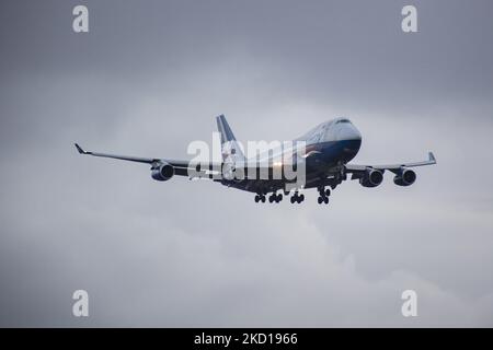 Silk Way West Airlines Jumbo Jet Boeing 747-400F Frachtflugzeuge, die während eines dunklen bewölkten Abends am Flughafen Amsterdam Schiphol AMS EHAM fliegen und landen. Die Boeing 747 hat die Registrierung 4K-SW008. Silk Way West Airlines ist eine aserbaidschanische Frachtfluggesellschaft mit Hauptsitz und Hauptniederlassung am Heydar Aliyev International Airport in Baku, Aserbaidschan. Frachtflüge haben die Nachfrage erhöht und fliegen mehr, da der Verkehr der Passagierluftfahrt eine schwierige Zeit mit der Coronavirus-Pandemie Covid-19, die negative Auswirkungen auf das Reisegeschäft hat, einnimmt Stockfoto