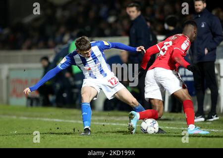 Joe Gray von Hartlepool United kämpft am Dienstag, den 25.. Januar 2022, im EFL Trophy Quarter Final zwischen Hartlepool United und Charlton Athletic um den Besitz von Charlton Athletic. (Foto von Mark Fletcher/MI News/NurPhoto) Stockfoto