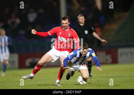 Alex Gilbey von Charlton Athletic kämpft mit Joe Grey von Hartlepool United während des EFL Trophy Quarter Finales zwischen Hartlepool United und Charlton Athletic am Dienstag, den 25.. Januar 2022, im Victoria Park, Hartlepool. (Foto von Mark Fletcher/MI News/NurPhoto) Stockfoto