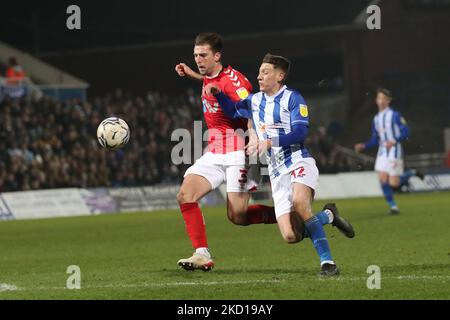 Joe Gray von Hartlepool United kämpft am Dienstag, den 25.. Januar 2022, beim EFL Trophy Quarter Final zwischen Hartlepool United und Charlton Athletic im Victoria Park, Hartlepool, um den Besitz von Ben Purrington von Charlton Athletic. (Foto von Mark Fletcher/MI News/NurPhoto) Stockfoto