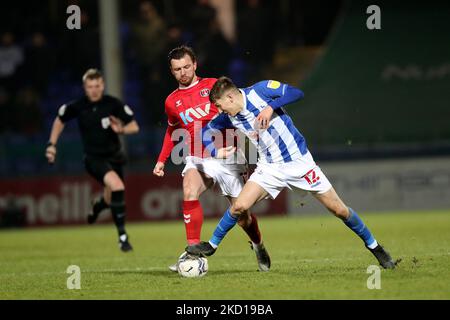 Alex Gilbey von Charlton Athletic kämpft mit Joe Grey von Hartlepool United während des EFL Trophy Quarter Finales zwischen Hartlepool United und Charlton Athletic am Dienstag, den 25.. Januar 2022, im Victoria Park, Hartlepool. (Foto von Mark Fletcher/MI News/NurPhoto) Stockfoto