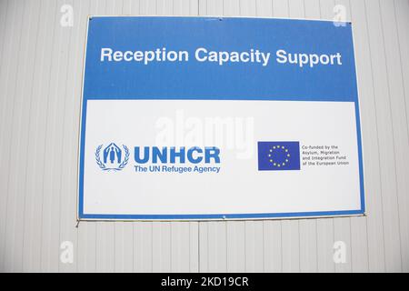 Ein Schild mit dem UNHCR-Logo und der europäischen Flagge. Innerhalb des neuen Flüchtlingslagers auf der Insel Samos, das mit Unterstützung der EU in Griechenland eingerichtet wurde, ist es die erste von der EU finanzierte geschlossene kontrollierte Einrichtung, das neue Samos RIC (Reception and Identification Center) Da Europa 276 Millionen Euro EU-Mittel für neue Camps auf den Inseln Samos, Lesbos, Chios, Kos und Leros ausgeben wird. Tägliches Leben im neuen Migrantenlager mit den Fertighäusern, einer geschlossenen kontrollierten Einrichtung, in die Menschen nur mit ihrer Karte zusätzlich zu ihrem biometrischen Fingerabdruck eintreten können. Das neue Lager kann bis zu t beherbergen Stockfoto