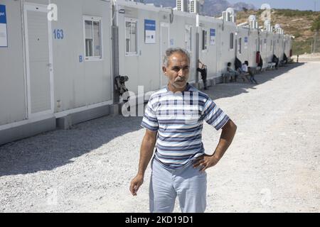 Porträt eines Mannes im Lager. Innerhalb des neuen Flüchtlingslagers auf der Insel Samos, das mit Unterstützung der EU in Griechenland eingerichtet wurde, ist es die erste von der EU finanzierte geschlossene kontrollierte Einrichtung, das neue Samos RIC (Reception and Identification Center) Da Europa 276 Millionen Euro EU-Mittel für neue Camps auf den Inseln Samos, Lesbos, Chios, Kos und Leros ausgeben wird. Tägliches Leben im neuen Migrantenlager mit den Fertighäusern, einer geschlossenen kontrollierten Einrichtung, in die Menschen nur mit ihrer Karte zusätzlich zu ihrem biometrischen Fingerabdruck eintreten können. Das neue Lager kann bis zu 3500 Personen beherbergen Stockfoto