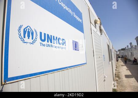 Ein Schild mit dem UNHCR-Logo und der europäischen Flagge. Innerhalb des neuen Flüchtlingslagers auf der Insel Samos, das mit Unterstützung der EU in Griechenland eingerichtet wurde, ist es die erste von der EU finanzierte geschlossene kontrollierte Einrichtung, das neue Samos RIC (Reception and Identification Center) Da Europa 276 Millionen Euro EU-Mittel für neue Camps auf den Inseln Samos, Lesbos, Chios, Kos und Leros ausgeben wird. Tägliches Leben im neuen Migrantenlager mit den Fertighäusern, einer geschlossenen kontrollierten Einrichtung, in die Menschen nur mit ihrer Karte zusätzlich zu ihrem biometrischen Fingerabdruck eintreten können. Das neue Lager kann bis zu t beherbergen Stockfoto